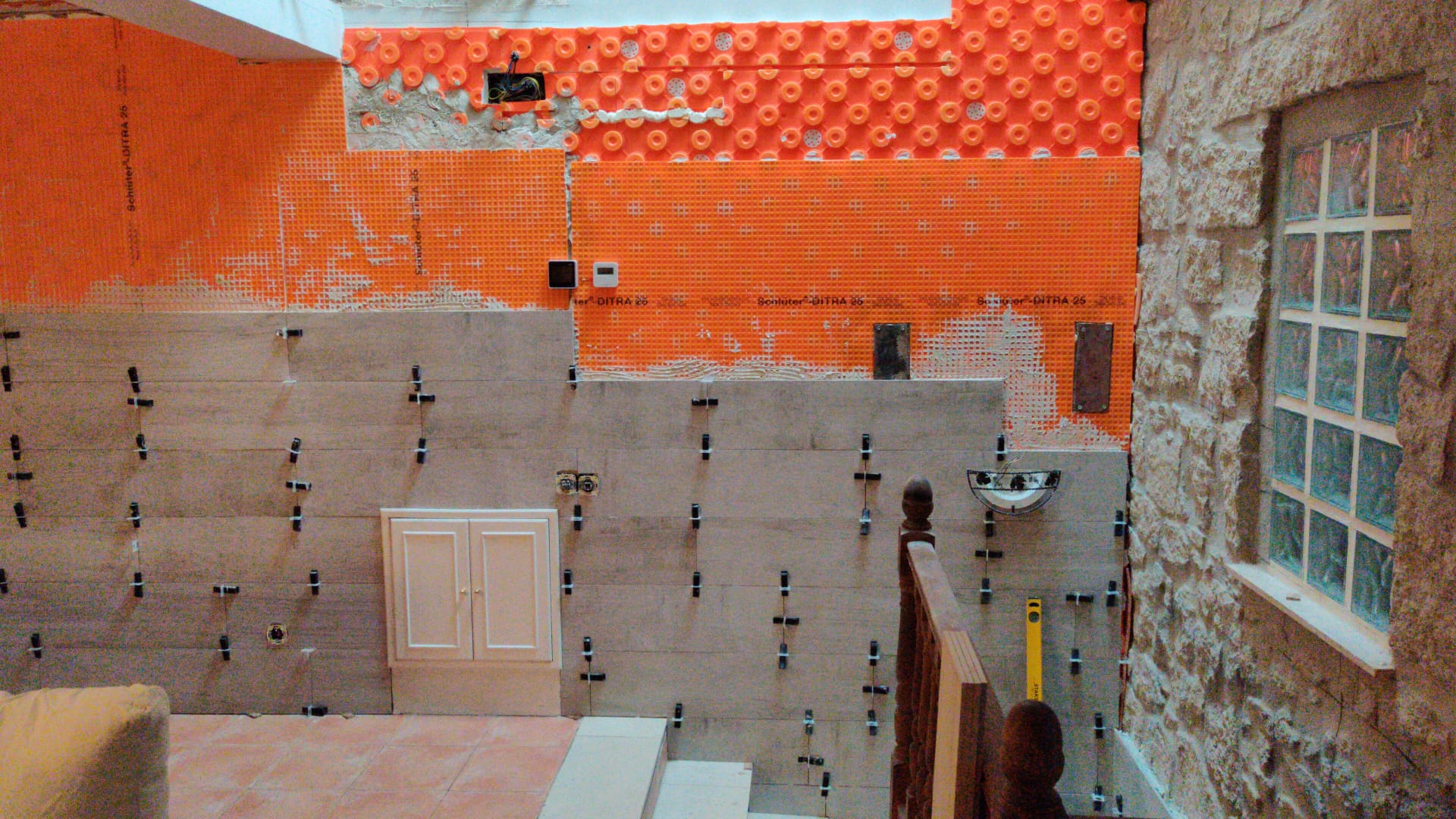 Instalación de pared radiante por Isceco