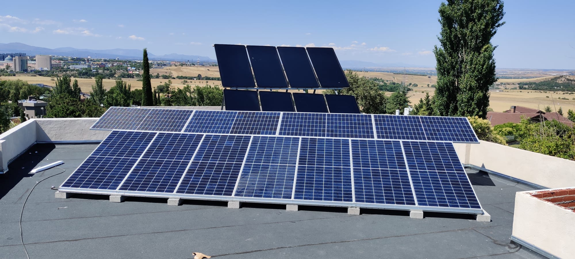 Placas solares instaladas en tejado